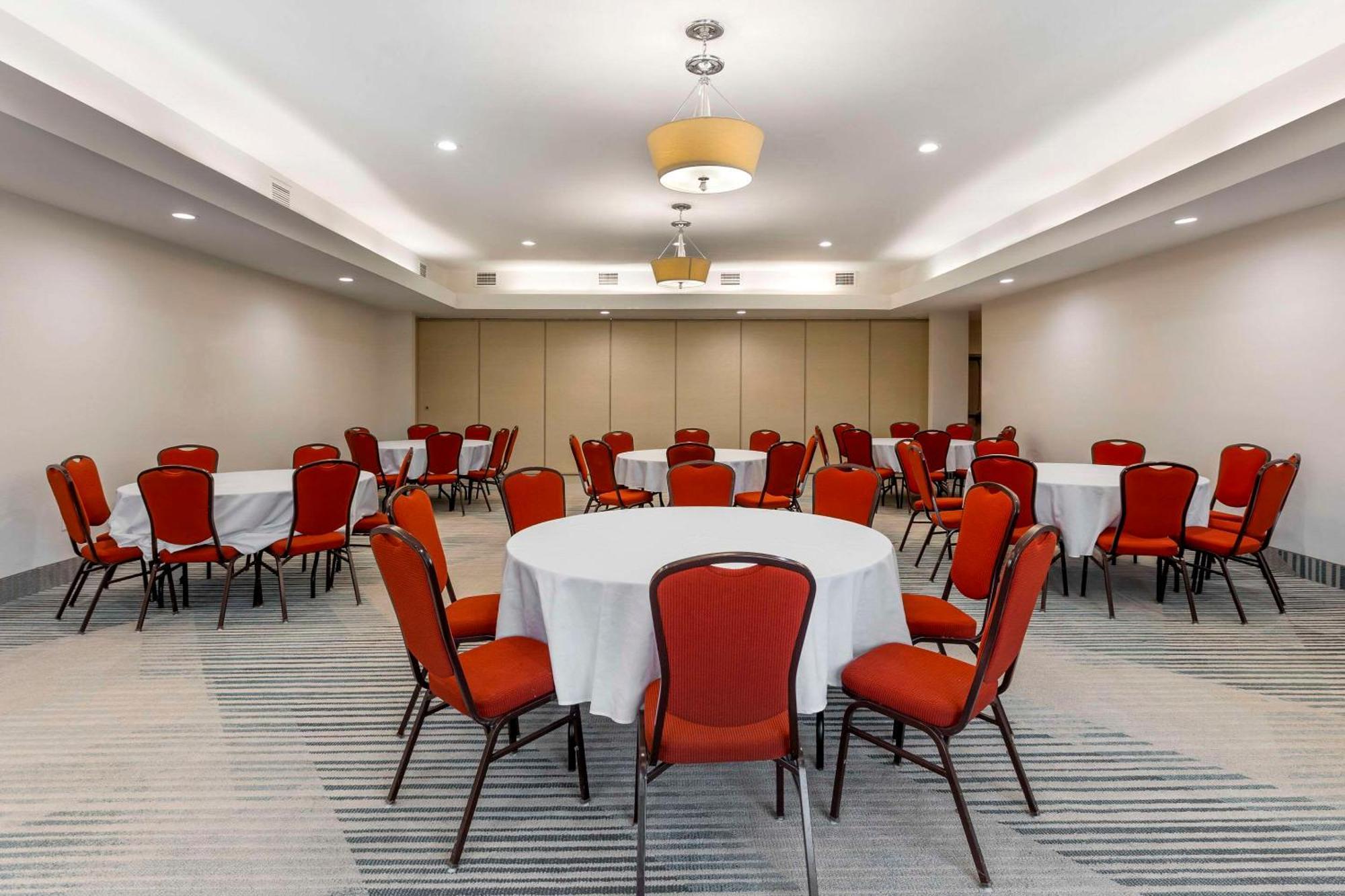 Comfort Inn & Suites Verona At Turning Stone Resort Casino Exterior foto
