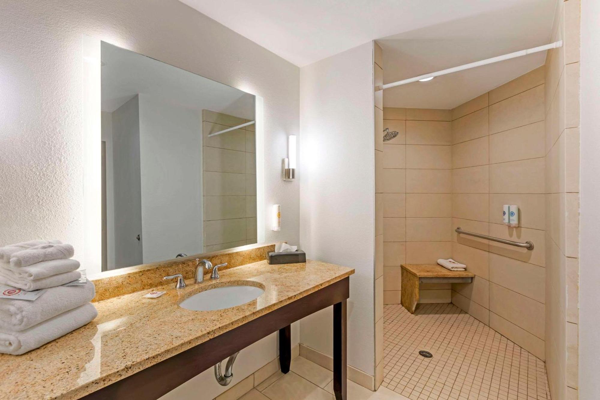 Comfort Inn & Suites Verona At Turning Stone Resort Casino Exterior foto